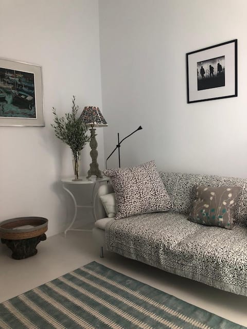 Popular Airbnb listing: Les Rougets – a small townhouse in Aegina Town in Δήμος Αίγινας