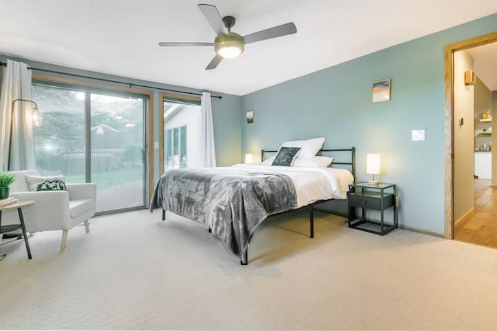 Master bedroom has stunning views of the bluffs, sliding glass doors to the deck outside