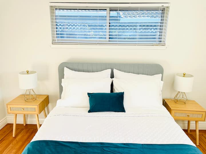 Chumba cha kulala cha wageni kilicho na nafasi kubwa ya kufanya kazi, dawati na kiti vimejumuishwa. 