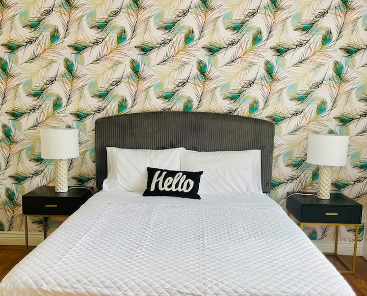 Chumba cha kulala cha wageni cha mbunifu kilicho na eneo mahususi la kazi. 