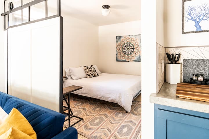 Една спалня с плъзгаща се врата на хамбара за допълнително уединение. Двоен матрак (Каспър) с спално бельо в европейски стил (долен чаршаф и олекотена завивка). Долен шалте с допълнително спално бельо, ако е необходимо. Спалнята е с излаз към основното помещение и банята.
