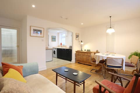 Top Airbnb: Modern Flat in Totnes Center in Totnes