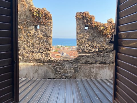 Entire house in the historic center 800 meters from the sea
