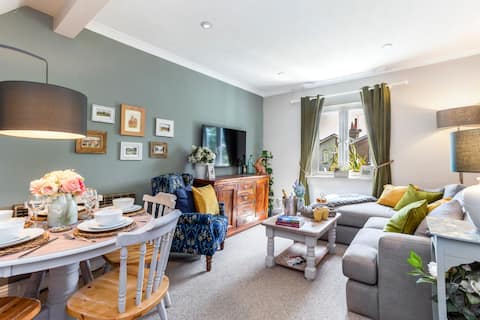 3 bedroom sleeps 5 central Windsor with parking