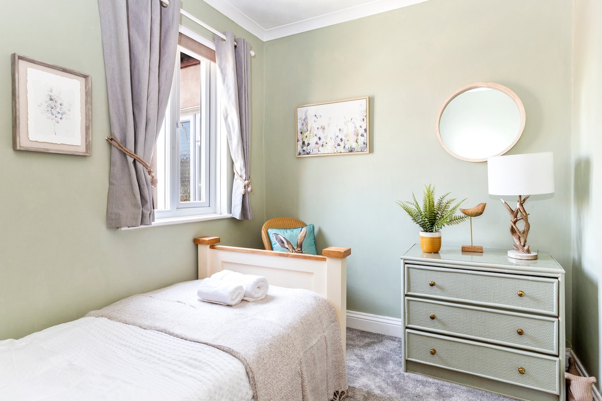 غرفة نومنا الفردية 