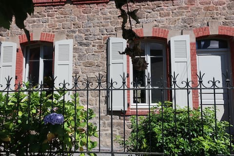 Popular Airbnb listing: Dinard House Center between St. Enogat and Market in Dinard