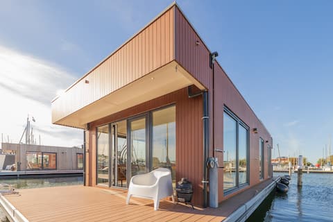 Fantastic Houseboat "Splendid" with Free Tender