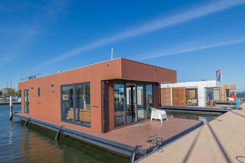 Surla Houseboat in Marina Monnickendam with tender