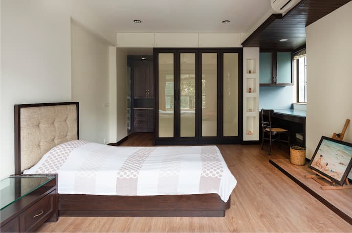 huge 2nd bed room with plenty storage and twin beds