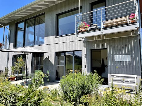 Space: tranquility & a dream view in a designer wooden house