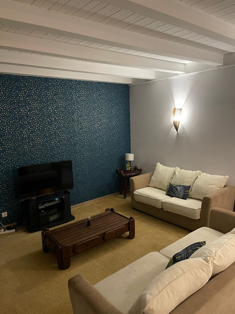 Doživite blagdanski ugođaj u Kourou: veliki svijetli dnevni boravak s tropskim šarmom tijekom dana, dok je ugodna atmosfera prisutna i u večernjim satima.
idealno za opuštanje u Gvajani s obitelji, prijateljima, ljubavnicima ili za bijeg od svakodnevice.