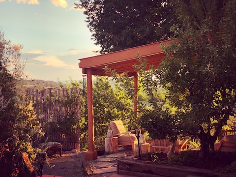 Private 6-acres, fireplaces, hiking, cold plunge