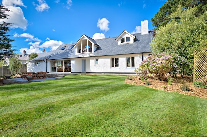 Few mins walk from beach, sea views, hot tub!