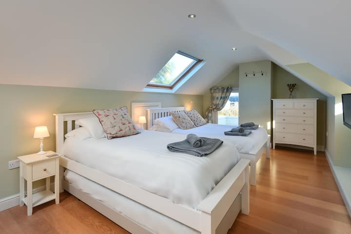 1 krevat dopio dhe 1 krevat tek i sistemuar si standard, një krevat tek shtesë mund të konfigurohet sipas kërkesës