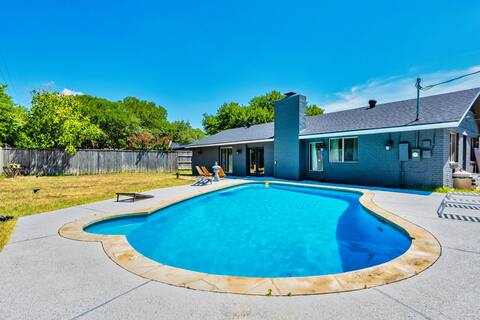 The Sinatra - Fun, 5BD Home! Huge Pool! Game Room!