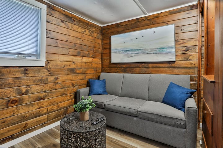 Charming And Cozy Cottage In Laconia - Laconia, NH