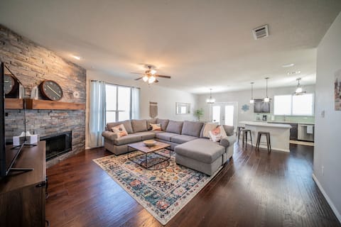 Bright and Fresh Bungalow - Perfect for Families!