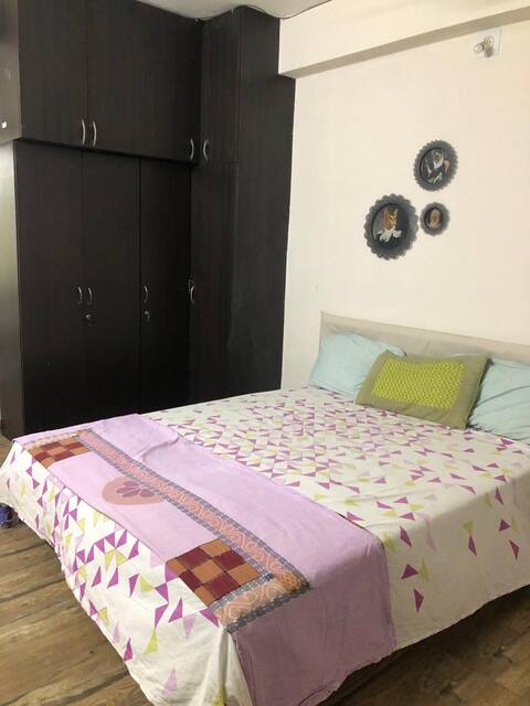 Modern 1 bedroom condo 5 mins from airport