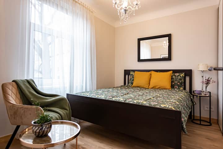 Spavaća soba ima veliki i udoban bračni krevet (1,8 m)