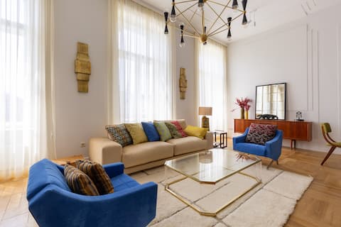 Art Deco Luxury 2-bedroom in The Absolute Center