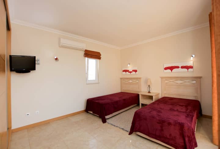 Chumba cha kulala cha 2 kitanda cha mtu mmoja - juu