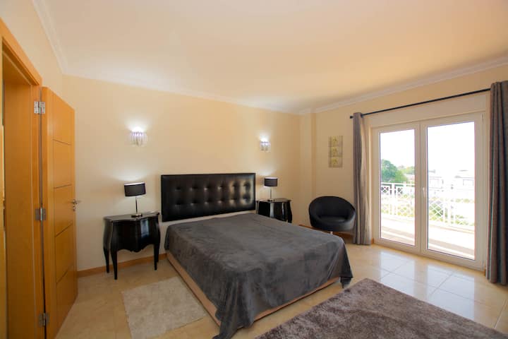 Chumba cha kulala cha ukubwa wa malkia kwenye ghorofa ya juu - mwonekano wa bahari