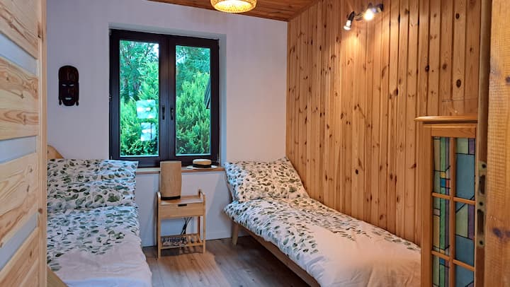 Dhomë gjumi me pamje nga lindja për dy persona me dy krevate tek 80 cm të gjerë