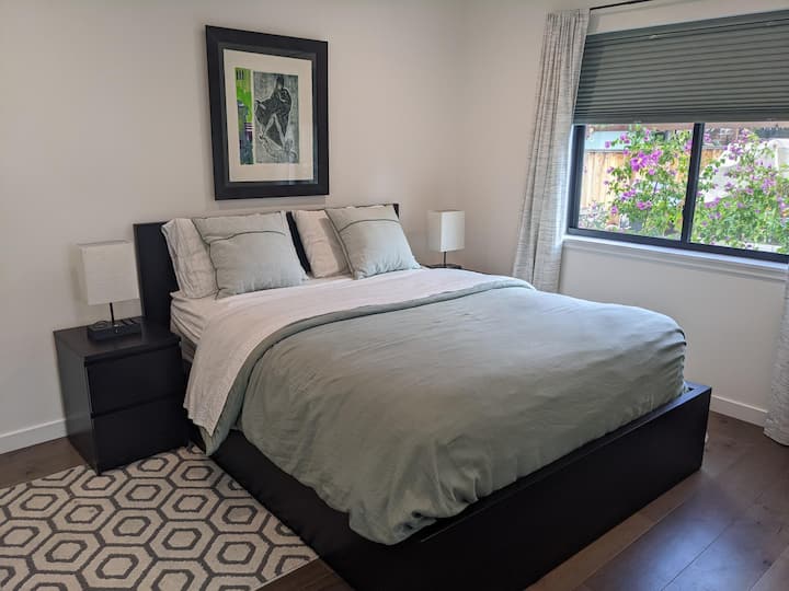 غرفة النوم الرئيسية بسرير بحجم كوين وظلال الخصوصية لأعلى/لأسفل