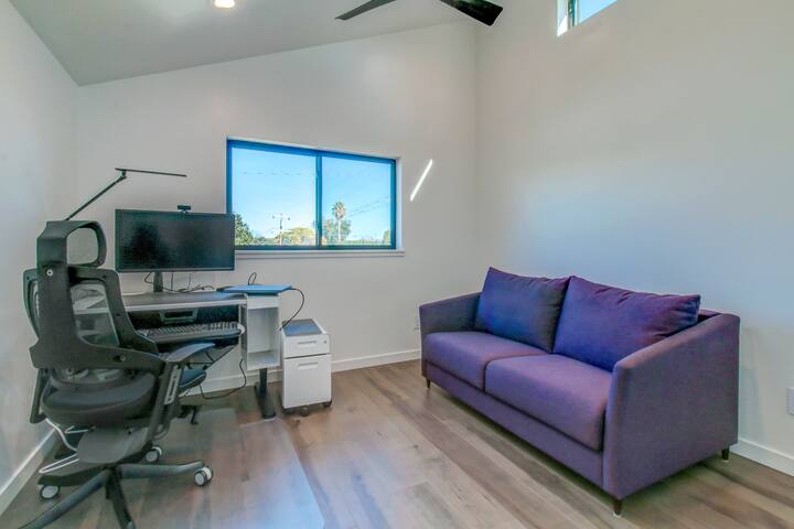 مساحة عمل مريحة وسحب الأريكة