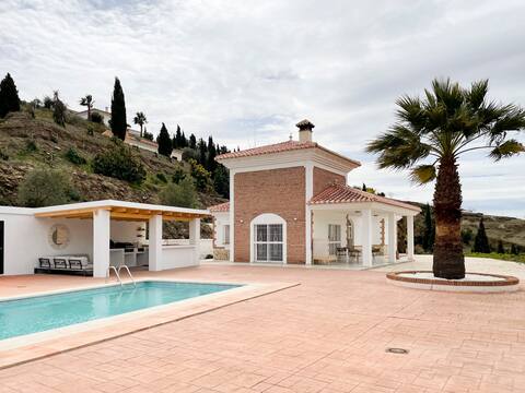 Luxury villa, views, jacuzzi, 15' to beach
