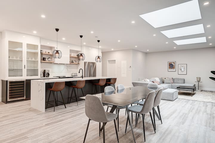 1387 SQFT APT with rooftop terrace-Plaza St-Hubert