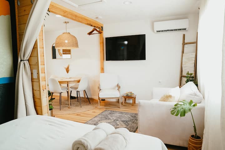 Beautiful Earthy Studio Near Sequoia National Park - Visalia, CA