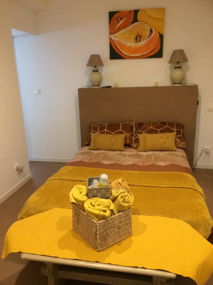 dormitorio con mucho espacio de almacenamiento, se proporciona ropa de cama, espacio de oficina