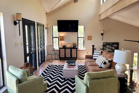 Successful Airbnb property: Modern Cabin * Lake View * walk to lake parks in Austin