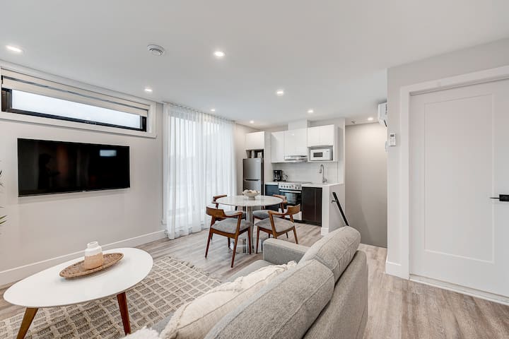 2BR LOFT with private terrace- Plaza St-Hubert