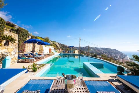 Beautiful 8 bedroom Villa overlooking the sea