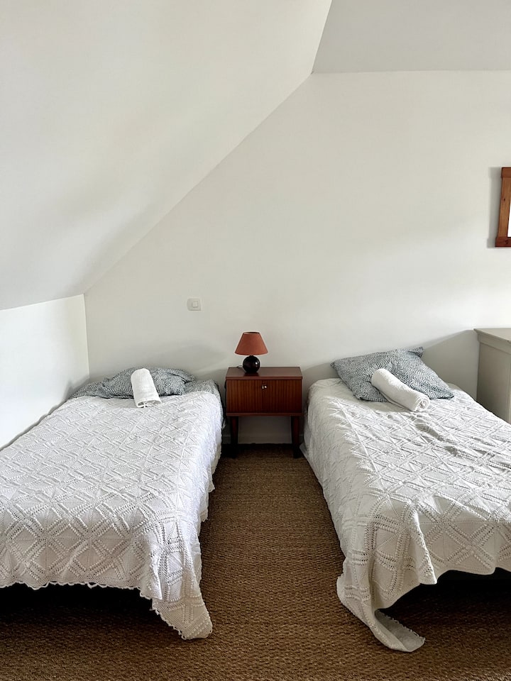 Spálňa s 3 samostatnými lôžkami s poufom a pohovkou na rozprávanie príbehov, oblečenia, odpočinku... a komody na oblečenie.