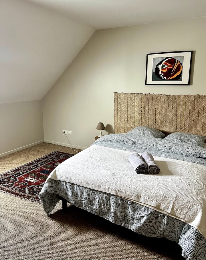 Veľká spálňa s 2 manželskými posteľami s rozmermi 160 x 200 a komorou.
Celá posteľná bielizeň je nová.