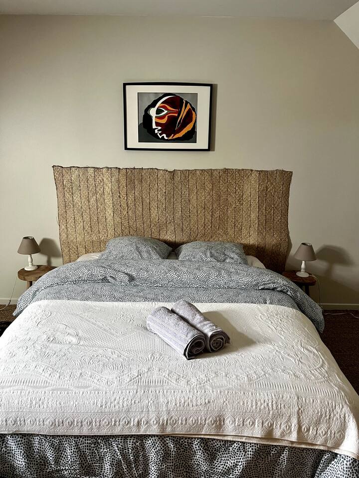 Veľká spálňa s 2 manželskými posteľami s rozmermi 160 x 200 a komorou.
Celá posteľná bielizeň je nová.