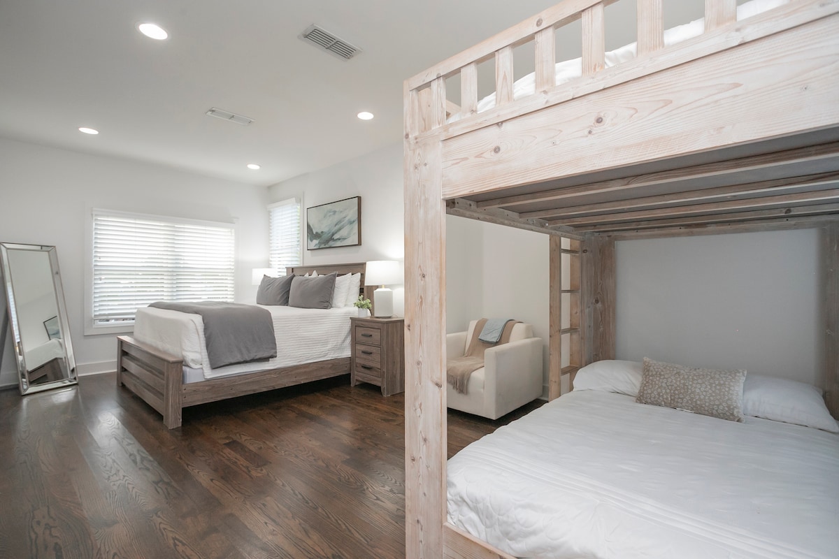 Спална соба на 3-ти кат со 1 брачен кревет и полн кревет на спрат!