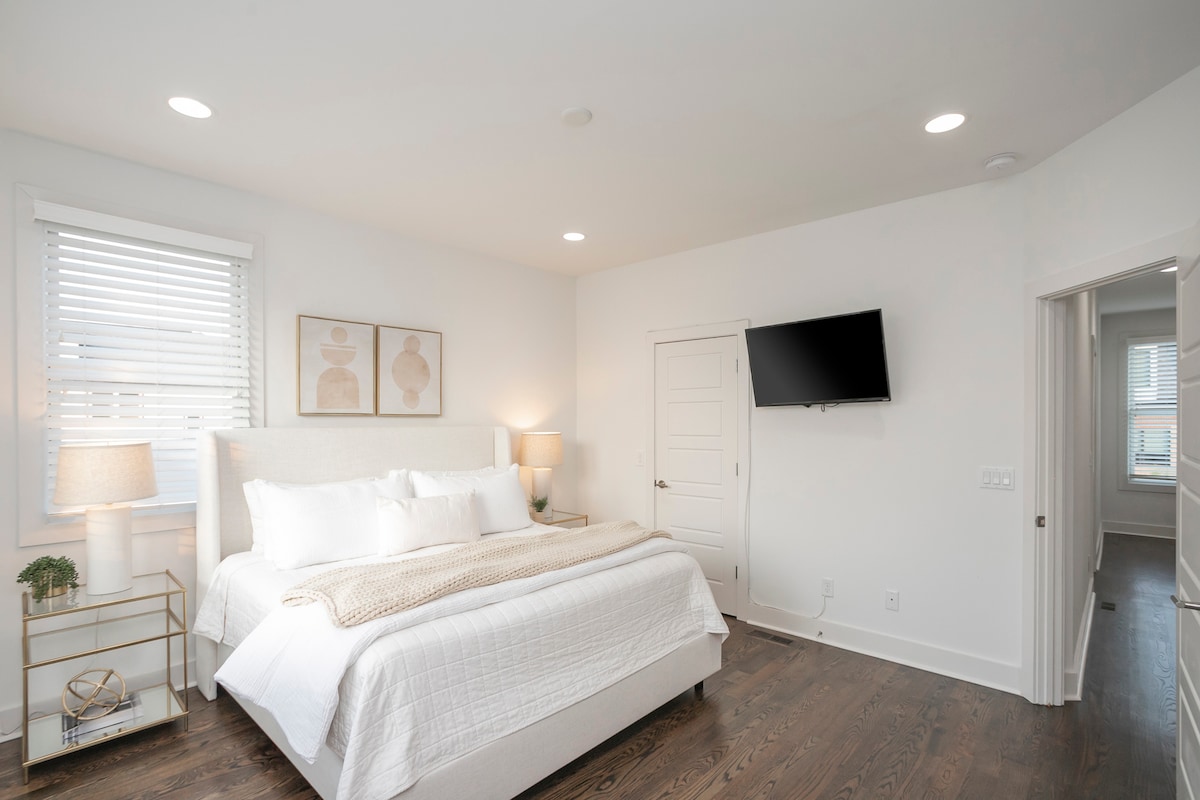 Усовршете ја спалната соба со телевизор и одете во плакарот!