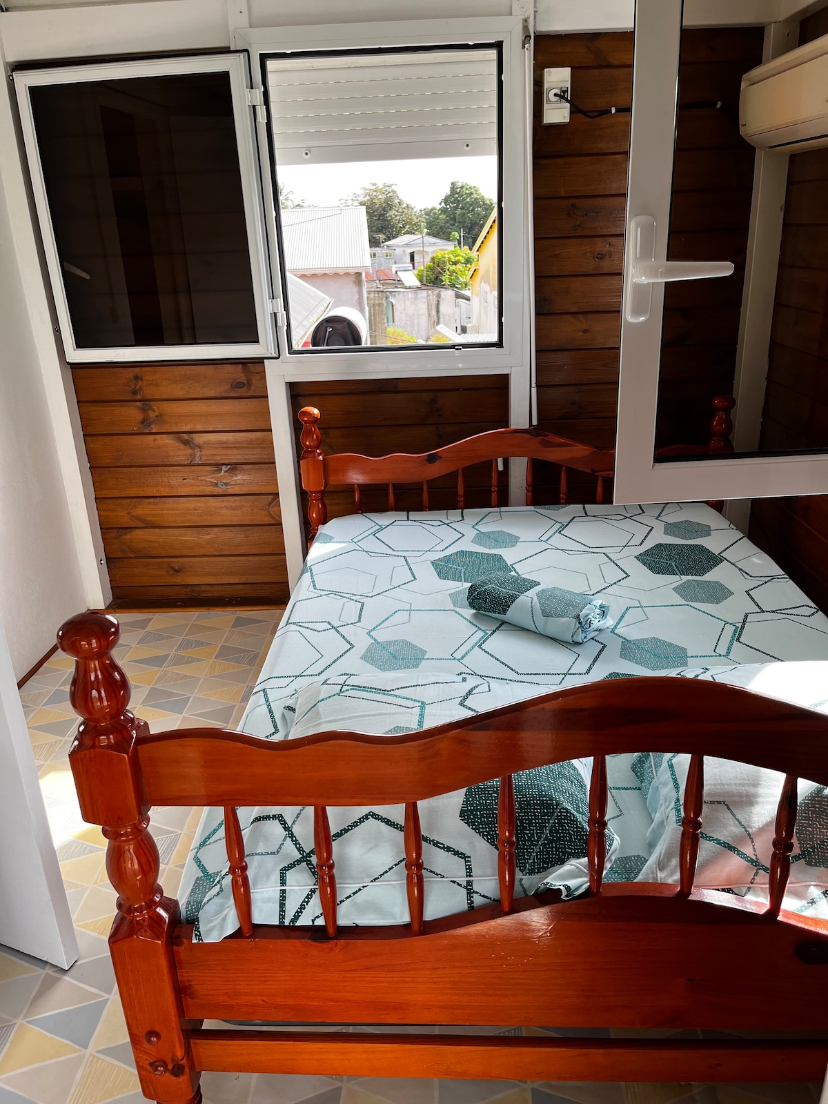 Многу пространа соба со клима уред, многу удобен душек, гардероба, како и мала ноќна масичка со абажу. 