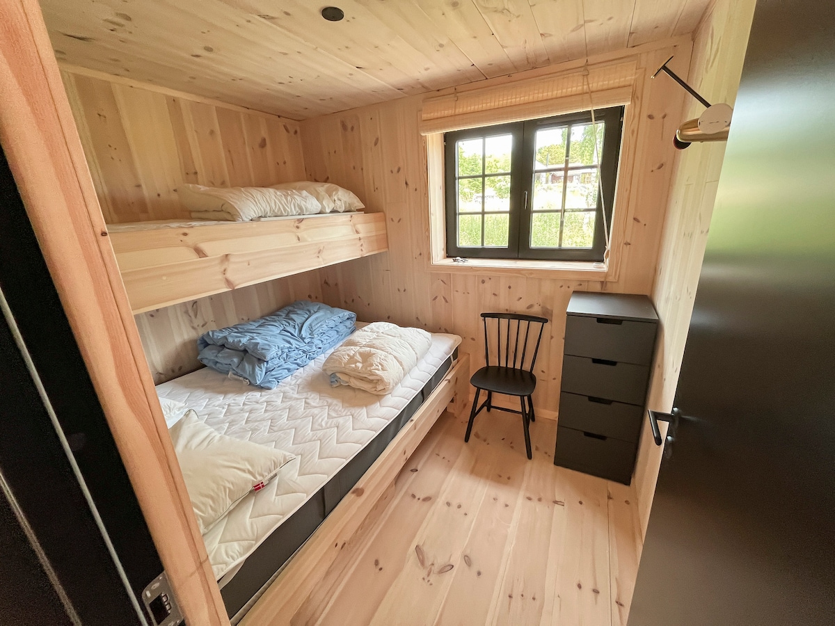 Chumba cha kulala kilicho na kitanda cha watu wawili (sentimita 140) na ghorofa yenye kitanda kimoja (sentimita 90)