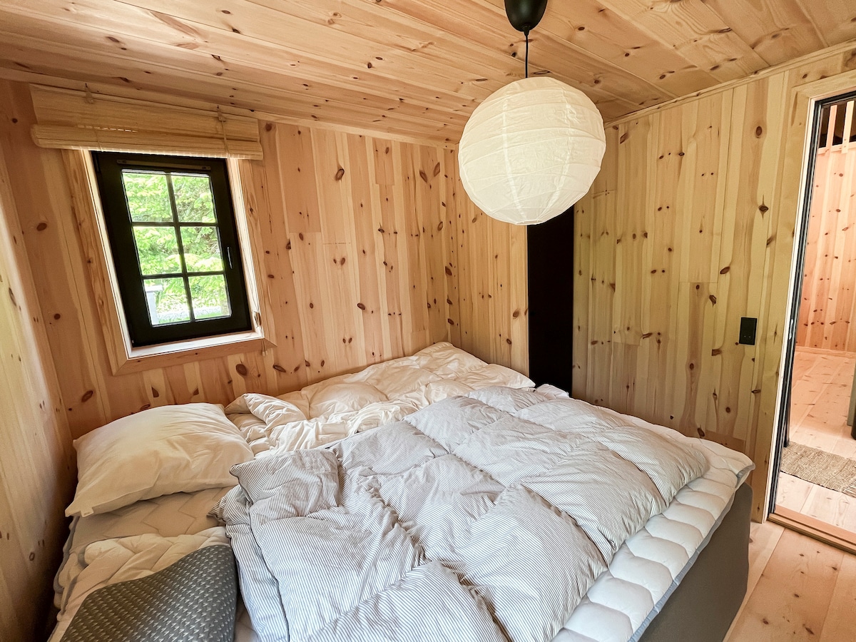 Chumba cha kulala kilicho na kitanda cha watu wawili (sentimita 2x 90) kilicho na mlango wa kujitegemea wa mtaro