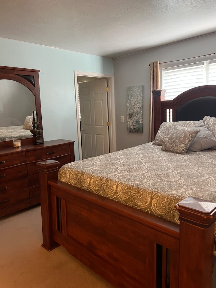 Dhoma e gjumit 1, krevat dopio "Queen" me banjë private.