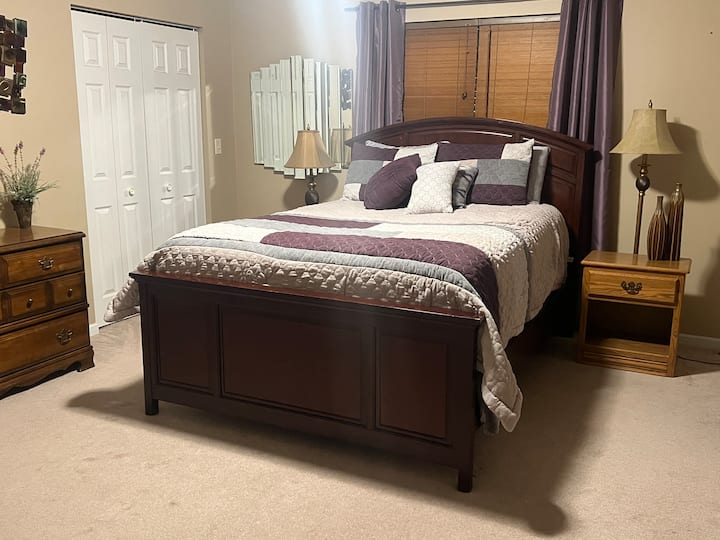 Dhoma e gjumit 2, krevat dopio "Queen" me banjë më vete dhe 2 dollapë me qasje të plotë.  