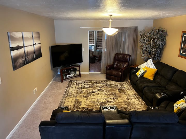 Dhomë ndenjjeje me seksion të plotë dhe televizor 65".