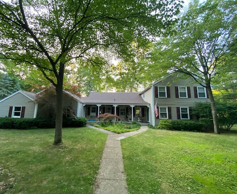 Spacious Comfortable Family Home - Prime Location