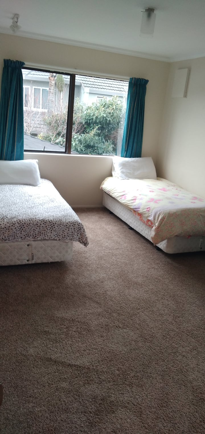la chambre 5 peut être 2 lits simples ou jointe en lit king size
