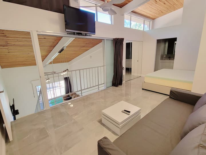 Hlavná spálňa na poschodí s manželskou posteľou King a gaučom